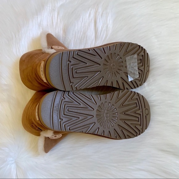 UGG Chestnut Bailey Button II Boots - Picture 7 of 8
